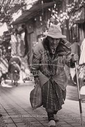 Image du Maroc Professionnelle de  Un grand père marche avec sa canne au souk Semmarine  à Marrakech, le 15 Janvier 2008. (Photo / Abdeljalil Bounhar)

